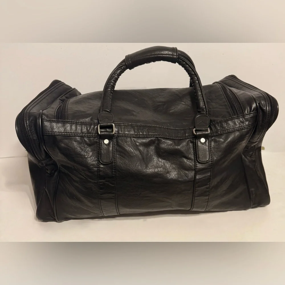 Concourse Leather Duffel Travel Bag Approximately 21x11x10 Removable Strap